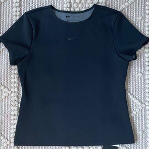 Brand new! Nike Form Women’s Stealth Evaporation Short Sleeve Tee Size M